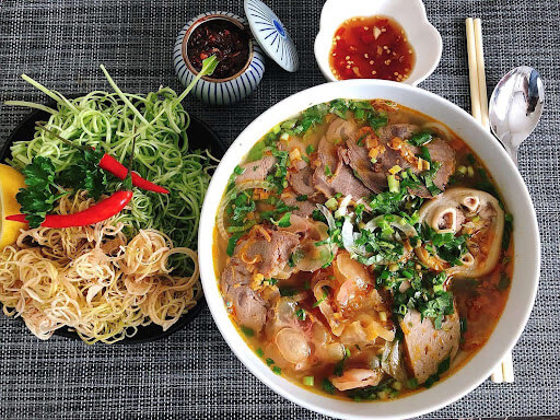 Cách nấu bún bò giò heo ngon chuẩn vị Hà Nội