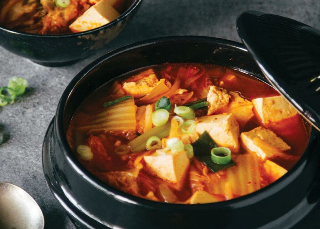 Cách nấu canh kim chi thịt bò đậu phụ hấp dẫn, đưa cơm ngày nóng