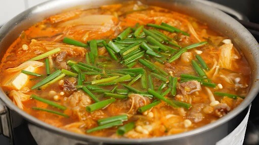 Cách nấu canh kim chi thịt bò đậu phụ hấp dẫn, đưa cơm ngày nóng