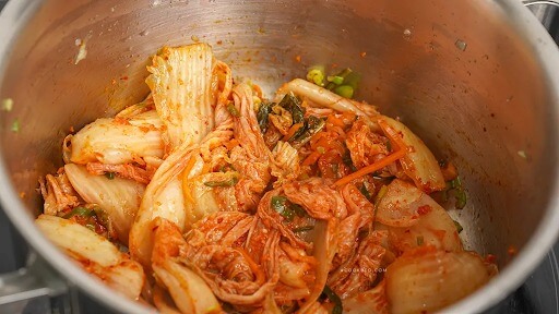 Cách nấu canh kim chi thịt bò đậu phụ hấp dẫn, đưa cơm ngày nóng